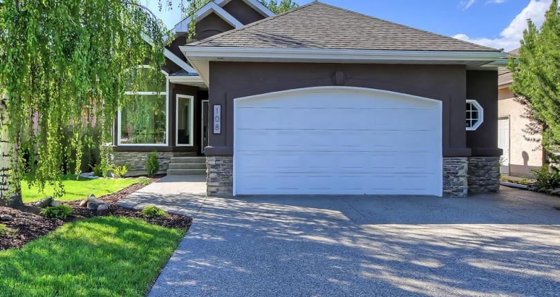 108 DOUGLAS SHORE Close SE